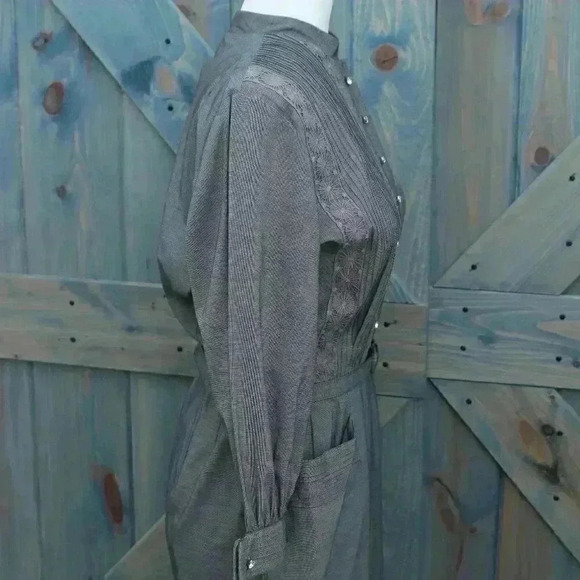 Vintage 1950s Day Dress Grey Pintuck Button Down Belted Rhinestone Button - Picture 5 of 10